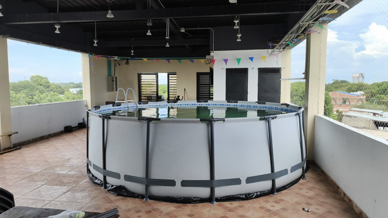 Piscina donde se realizará la fiesta